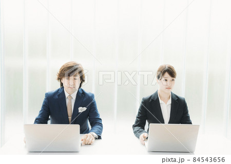 スーツ姿の男女（正面・真剣） 84543656