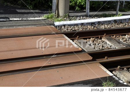 三線軌条の踏切 84543677