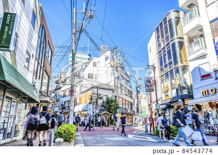 東京世田谷の都市風景 下北沢ショッピングストリート 下北沢南口 東京世田谷の都市風景 下北沢ショッピングストリート 下北沢南口