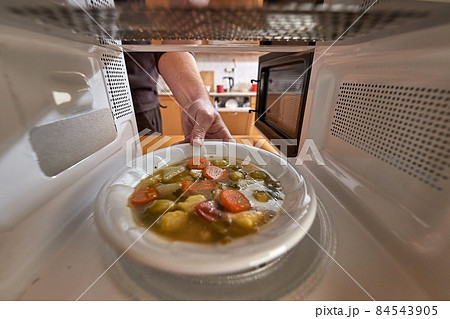 Heating food in a microwave oven 84543905