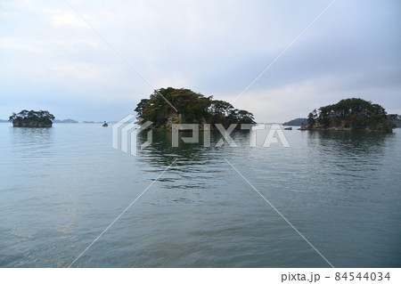 海に浮かぶ松島の島々 84544034