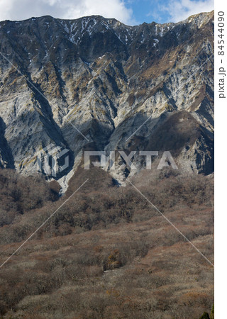 鍵掛峠から眺める秋の大山南壁（鳥取県） 84544090