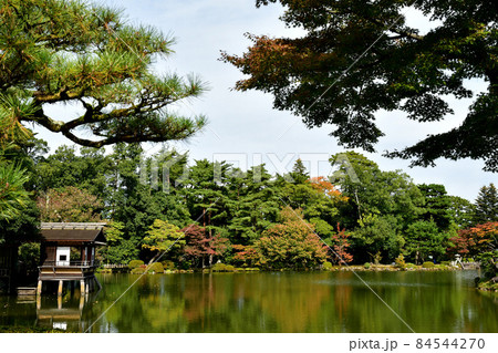 【風景】金沢兼六園 霞ヶ池の内橋亭 【風景】金沢兼六園 霞ヶ池の内橋亭 84544270
