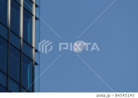 ビルと月 青空の朝の光景 東京、赤坂にある東京ミッドタウン ビルと月 青空の朝の光景 東京、赤坂にある東京ミッドタウン 84545145