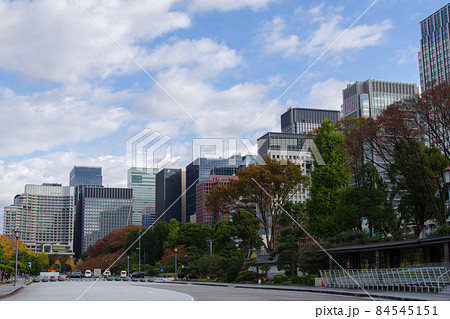 皇居外苑から望む丸の内の街並　皇居外苑、千代田区、東京、日本 84545151