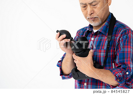 カメラを持つ男性 趣味 シニア カメラを持つ男性 趣味 シニア 84545827