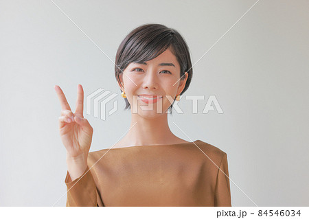 2つ目のポイントのポーズの微笑む女性 84546034