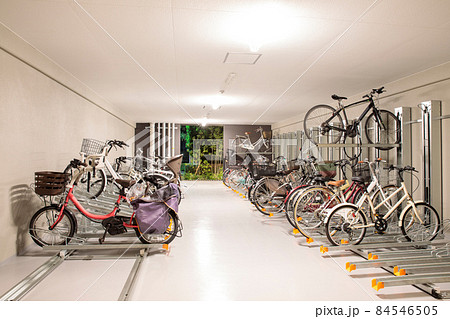 新しく入れ替えられた駐輪場の自転車ラック 84546505