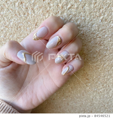 大人可愛いニュアンスネイルアート 84546521