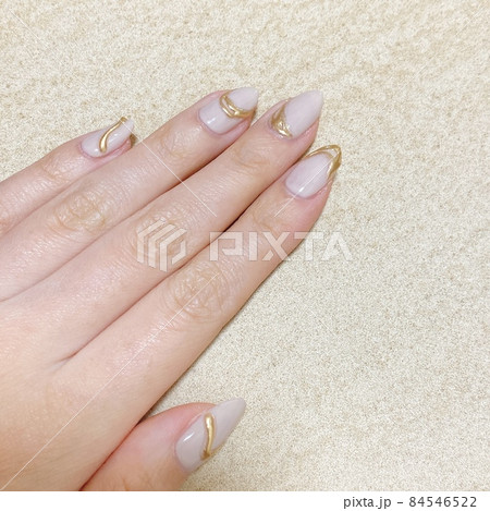 大人可愛いニュアンスネイルアート 84546522