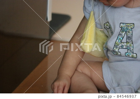 子供の急な発熱時にわきの下を冷却する、クーリング、アイシング、鼠径部 子供の急な発熱時にわきの下を冷却する、クーリング、アイシング、鼠径部 84546937