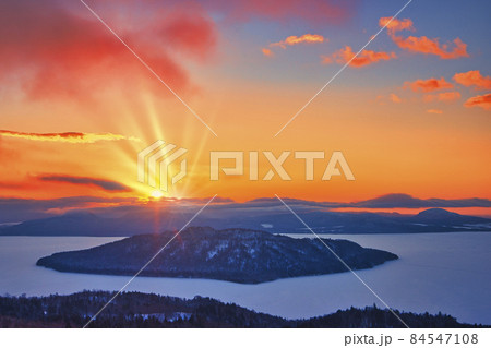 美幌峠より屈斜路湖の朝 84547108