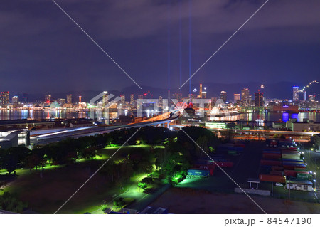 豪華クルーズ船「飛鳥2」停泊中の神戸港の夜景 豪華クルーズ船「飛鳥2」停泊中の神戸港の夜景 84547190