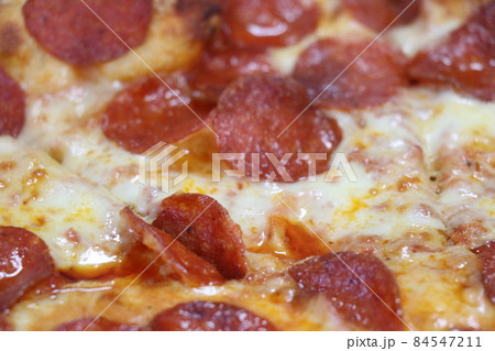 ホームパーティーで宅配ピザを注文する、ステイホーム 84547211