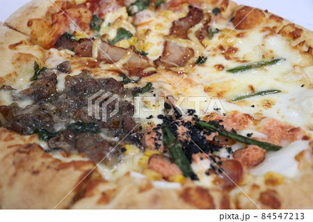 ホームパーティーで宅配ピザを注文する、ステイホーム 84547213