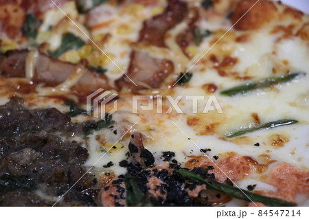 ホームパーティーで宅配ピザを注文する、ステイホーム 84547214