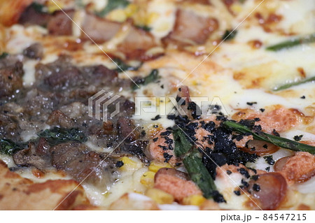 ホームパーティーで宅配ピザを注文する、ステイホーム 84547215