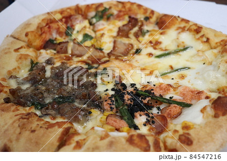 ホームパーティーで宅配ピザを注文する、ステイホーム 84547216