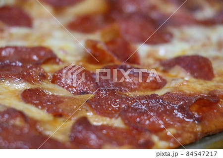 ホームパーティーで宅配ピザを注文する、ステイホーム ホームパーティーで宅配ピザを注文する、ステイホーム 84547217