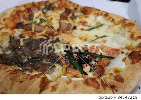 ホームパーティーで宅配ピザを注文する、ステイホーム 84547218