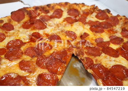 ホームパーティーで宅配ピザを注文する、ステイホーム 84547219