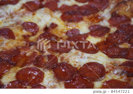 ホームパーティーで宅配ピザを注文する、ステイホーム ホームパーティーで宅配ピザを注文する、ステイホーム 84547221