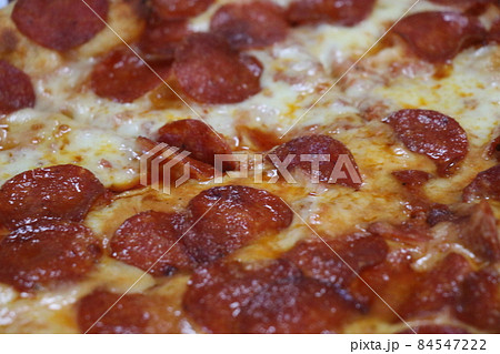 ホームパーティーで宅配ピザを注文する、ステイホーム 84547222