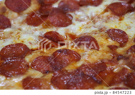 ホームパーティーで宅配ピザを注文する、ステイホーム 84547223