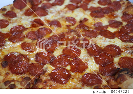 ホームパーティーで宅配ピザを注文する、ステイホーム 84547225