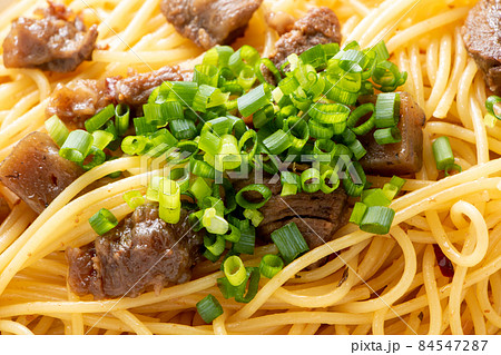 ぼっかけスパゲティ(牛スジ肉とこんにゃくの甘辛煮入りパスタ料理)のアップ。 ぼっかけスパゲティ(牛スジ肉とこんにゃくの甘辛煮入りパスタ料理)のアップ。 84547287