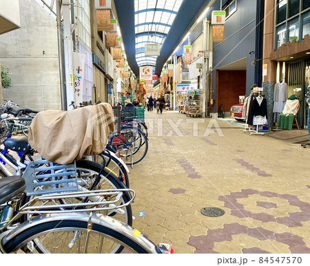 駐輪自転車越しの今市商店街のアーケード 大阪市旭区 駐輪自転車越しの今市商店街のアーケード 大阪市旭区 84547570