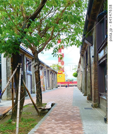 台湾　高雄市　駁二アート特区　舗道の果てに港が見える 84547638