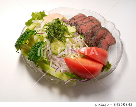 ローストビーフと野菜サラダ 84550342