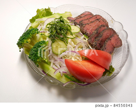 ローストビーフと野菜サラダ 84550343