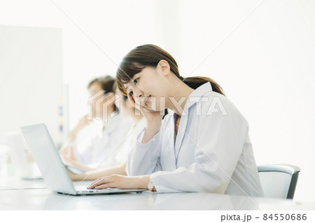 白衣を着た女性（困る） 84550686