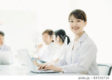 白衣を着た女性(パソコン) 白衣を着た女性(パソコン) 84550710