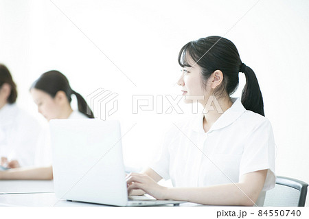 真剣な表情の白衣の女性 真剣な表情の白衣の女性 84550740