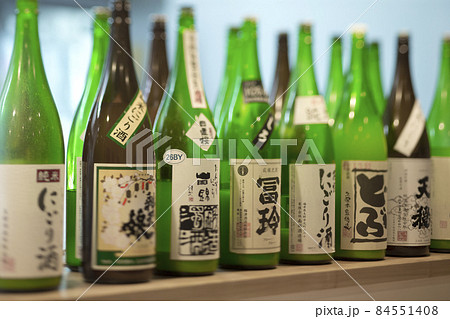カウンターにずらりと並ぶ一升瓶 カウンターにずらりと並ぶ一升瓶 84551408