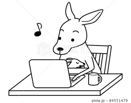 パソコンを見ている子育て中のカンガルー モノクロの線画のイラスト素材