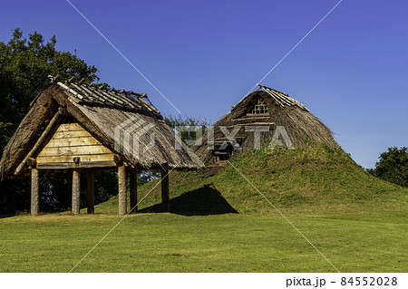 妻木晩田遺跡　復元土屋根竪穴住居と高床倉庫　鳥取県大山町 84552028