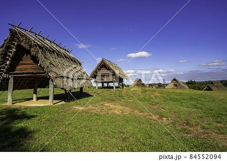 妻木晩田遺跡　復元竪穴住居と高床倉庫　鳥取県大山町 84552094