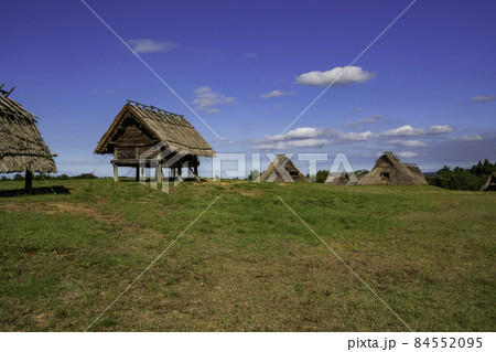 妻木晩田遺跡　復元竪穴住居と高床倉庫　鳥取県大山町 84552095