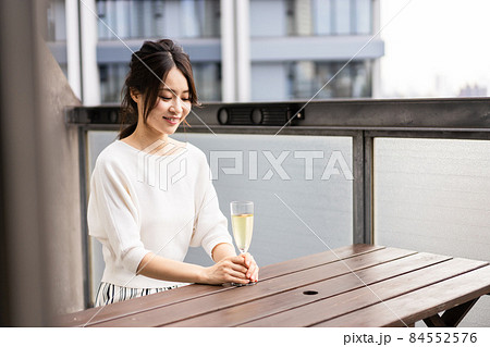 ペントハウスでワインを愉しむリッチな女性 84552576