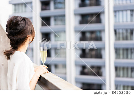 ペントハウスでワインを愉しむリッチな女性 84552580