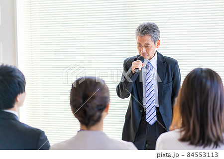 講演会をする中年の男性 講演会をする中年の男性 84553113