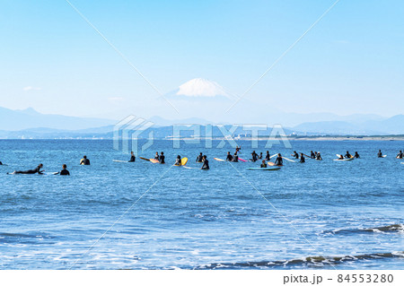 【神奈川県】サーファーで溢れる江ノ島の海と雄大な富士山 【神奈川県】サーファーで溢れる江ノ島の海と雄大な富士山 84553280