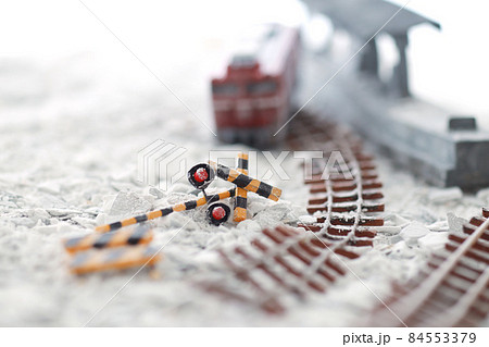 災害で倒壊した鉄道と駅のジオラマ風景 84553379