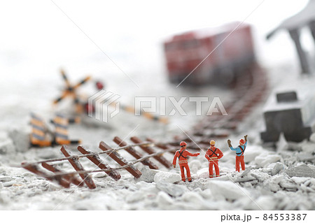 災害で倒壊した鉄道と駅のジオラマ風景 84553387