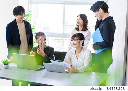 笑顔でディスカッションをするビジネスパーソン 84553898