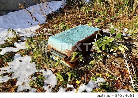 地面に転がった屋外用灯油タンク 地面に転がった屋外用灯油タンク 84554061